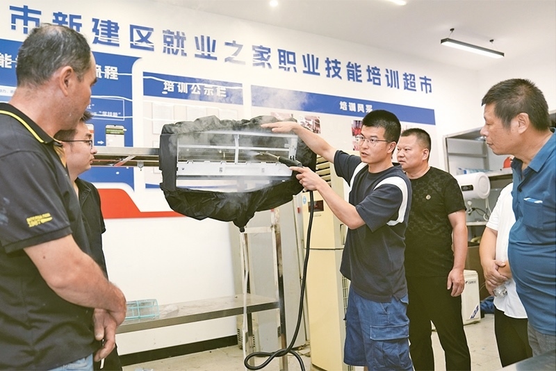 黨的二十屆三中全會強(qiáng)調(diào)，要健全終身職業(yè)技能培訓(xùn)制度。圖為2024年9月12日一位老師在給學(xué)員進(jìn)行家電清洗技術(shù)培訓(xùn)。 新華社記者 萬象/攝