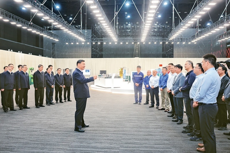 2024年10月17日至18日，中共中央總書記、國(guó)家主席、中央軍委主席習(xí)近平在安徽考察。這是17日下午，習(xí)近平在合肥濱湖科學(xué)城考察時(shí)，同現(xiàn)場(chǎng)科研人員和企業(yè)負(fù)責(zé)人親切交流。 新華社記者 鞠鵬/攝