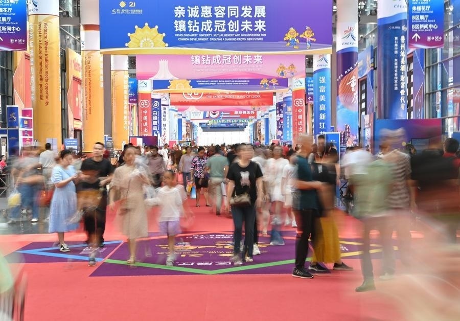 2024年9月28日，觀眾在廣西南寧市舉行的第21屆中國—東盟博覽會上參觀。新華社記者 周華 攝