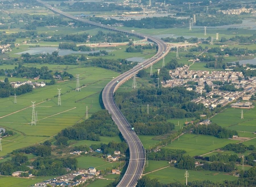 俯瞰四川天府新區(qū)至邛崍高速公路一角（2024年7月2日攝，無人機照片）。新華社記者 江宏景 攝