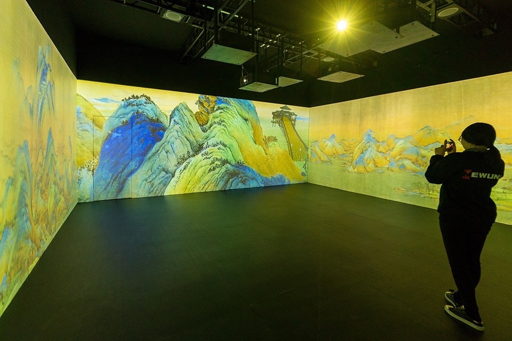 2019年1月29日，上海，市民在“千里江山圖科技藝術(shù)展”上參觀北宋名畫《千里江山圖》的AR全景展示并打卡拍照。