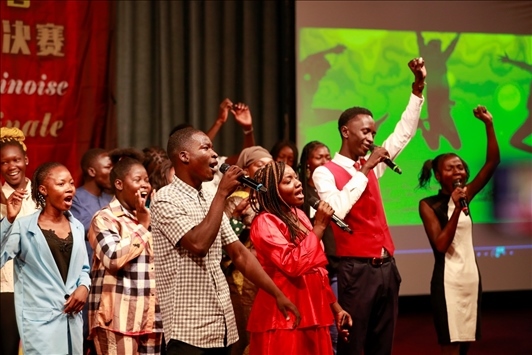孔子學(xué)院的同學(xué)們演唱中文歌曲《明天會更好》。中國石油非洲公司供圖