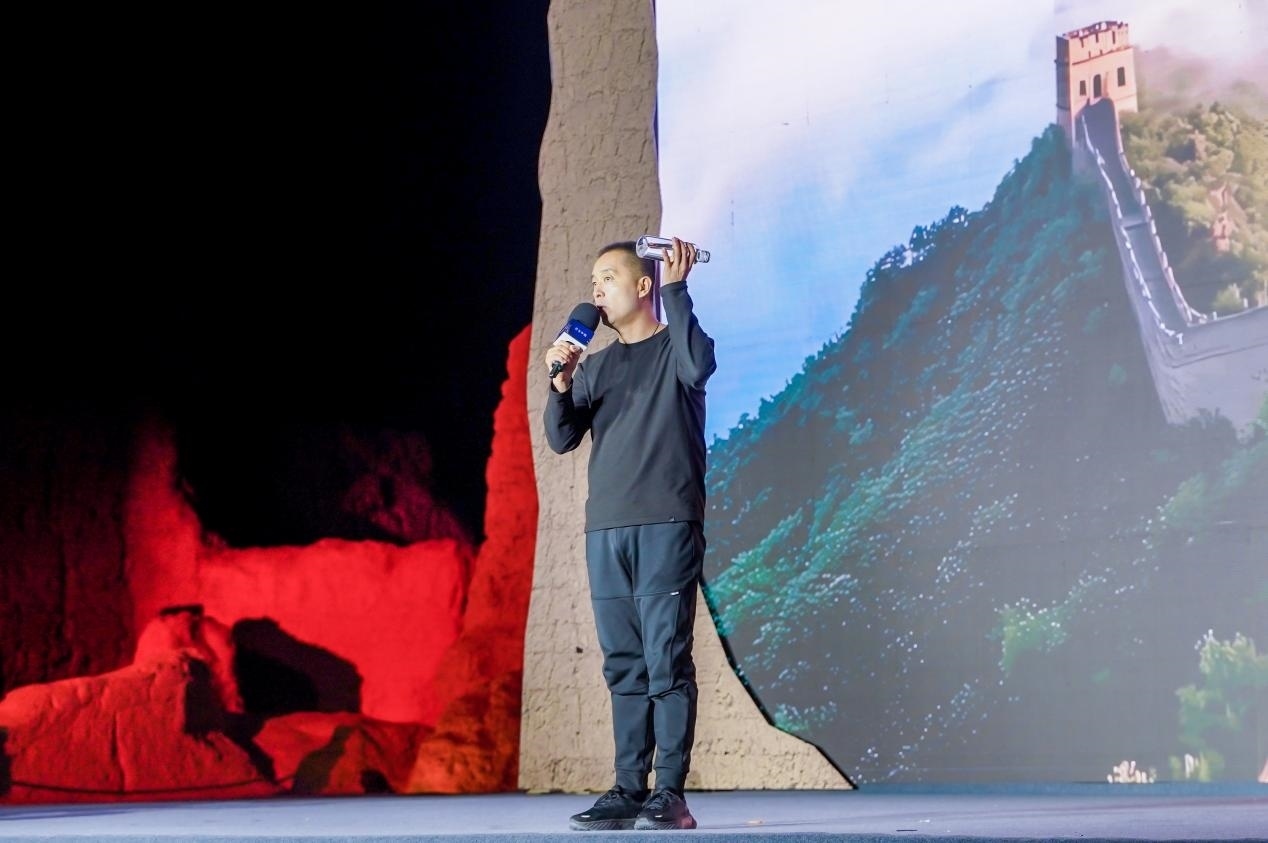 李剛在“何以中國·五星出東方”網(wǎng)絡(luò)主題宣傳活動現(xiàn)場演講。人民視頻供圖