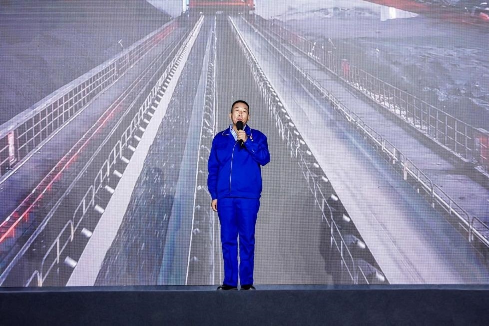 邵旭鵬在“何以中國·五星出東方”網(wǎng)絡(luò)主題宣傳活動現(xiàn)場演講。人民視頻供圖