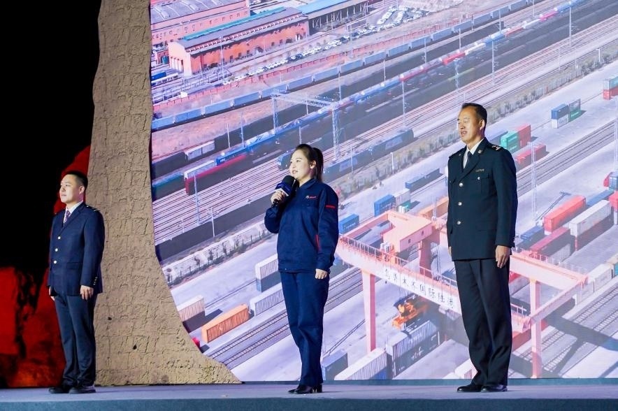 早吾扎?哈力賽（左二）在“何以中國·五星出東方”網(wǎng)絡(luò)主題宣傳活動現(xiàn)場演講。人民視頻供圖