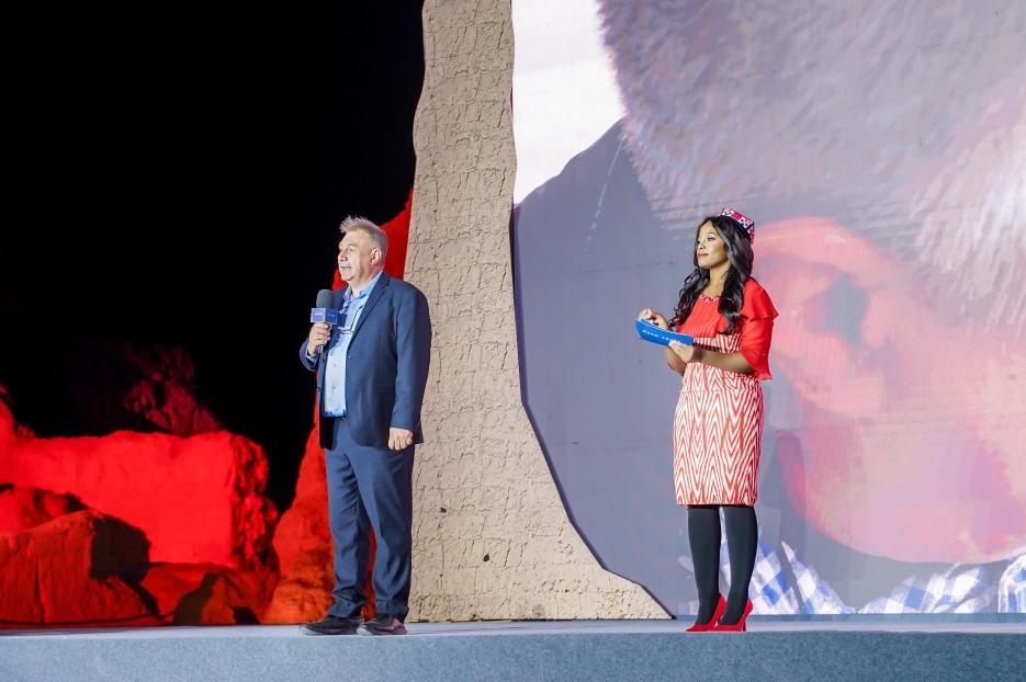 丹尼（左一）在“何以中國·五星出東方”網(wǎng)絡(luò)主題宣傳活動現(xiàn)場演講。人民視頻供圖