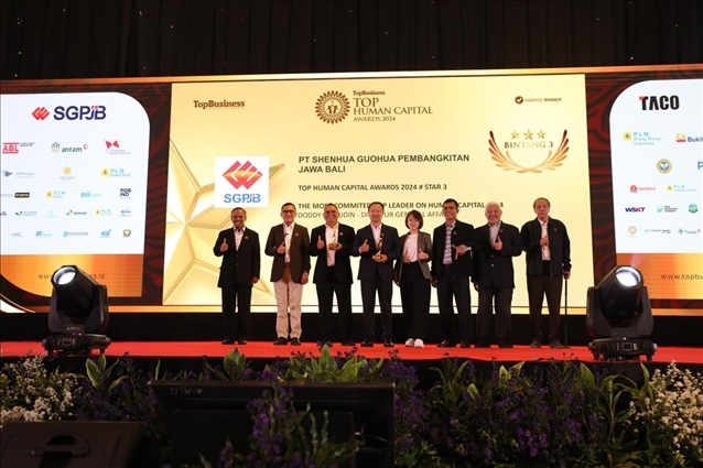 國能印尼爪哇發(fā)電公司董事長趙志剛（左四）與其他獲獎?wù)吆嫌?。國能印尼爪哇發(fā)電公司供圖