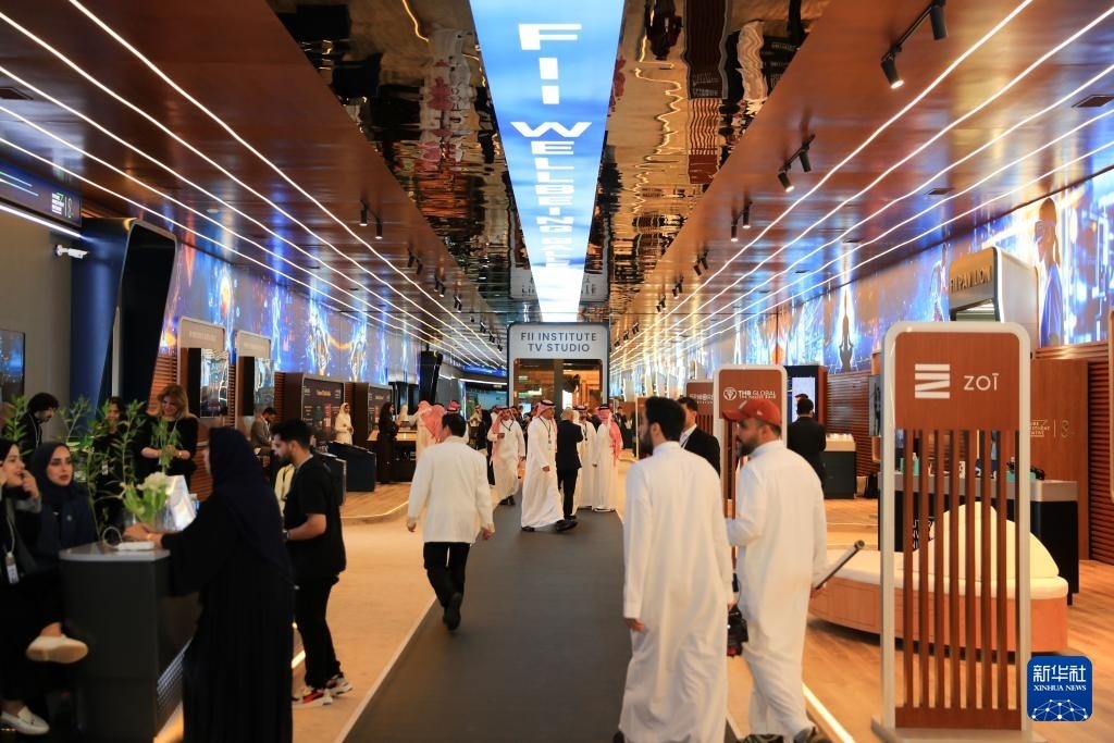 10月31日，在沙特阿拉伯首都利雅得，人們參加第八屆沙特“未來(lái)投資倡議”大會(huì)。新華社記者 隋先凱 攝