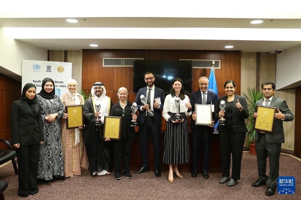 10月31日，在埃及亞歷山大，獲得第二屆全球可持續(xù)發(fā)展城市獎（上海獎）的城市代表合影。新華社記者 王東震 攝