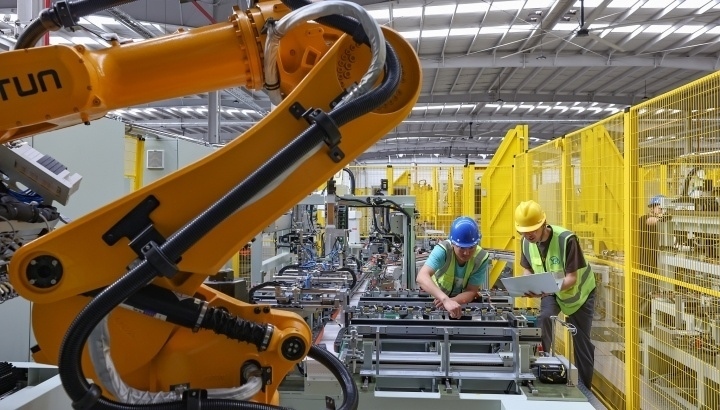 江蘇昆山，智能生產(chǎn)線上人機協(xié)同作業(yè)