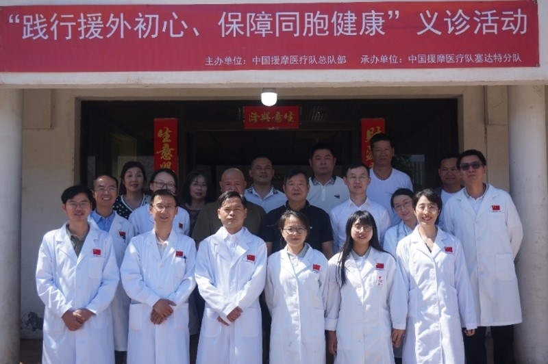 今年6月，援摩中國醫(yī)療隊(duì)塞達(dá)特分隊(duì)在當(dāng)?shù)刂匈Y企業(yè)舉辦義診活動(dòng)。第196批中國援助摩洛哥醫(yī)療隊(duì)塞達(dá)特分隊(duì)供圖