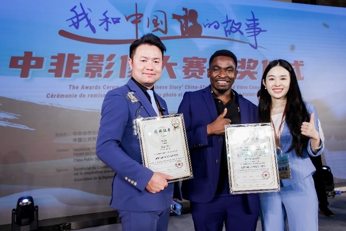 王曉樂（中）與其他嘉賓合影。主辦方供圖