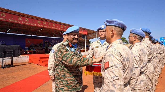 聯(lián)南蘇團部隊司令莫漢中將為維和官兵授勛。秦貴君攝