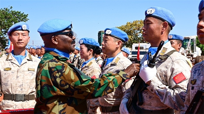 聯(lián)南蘇團西戰(zhàn)區(qū)司令多米尼克準將為維和官兵授勛。孫千攝