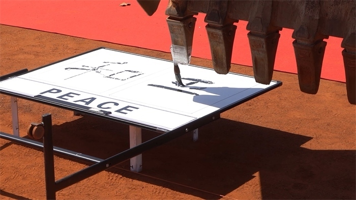 工程機械表演寫書法。王皓宇攝