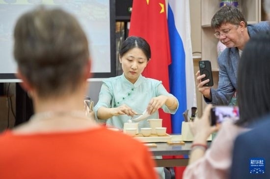 這是11月2日在俄羅斯符拉迪沃斯托克的活動(dòng)現(xiàn)場拍攝的茶藝表演。新華社發(fā)（郭飛洲攝）