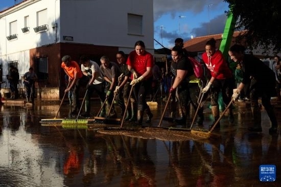 11月2日，居民在西班牙烏鐵爾清理房屋。新華社記者 孟鼎博 攝