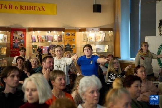 11月2日，來賓在俄羅斯符拉迪沃斯托克的活動(dòng)現(xiàn)場模仿八段錦的動(dòng)作。新華社發(fā)（郭飛洲攝）