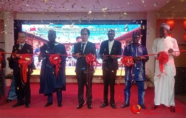 嘉賓們?yōu)橛耙曊共ピ禄顒?dòng)剪彩。人民網(wǎng)記者 姜宣攝