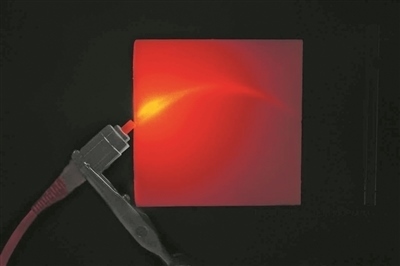 帶有彎曲通道的3D打印材料能引導并散射光。圖片來源：英國格拉斯哥大學