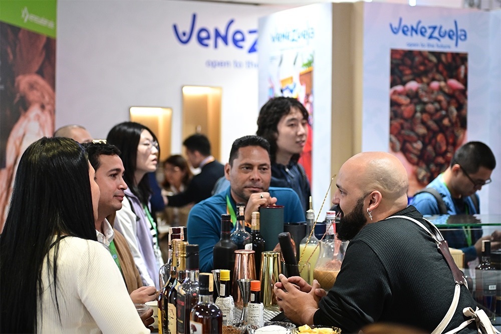 2023年11月9日，上海，觀眾在進博會委內瑞拉館參觀、交流、洽談。