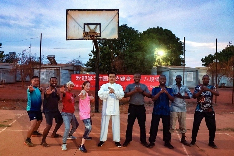 組織八段錦教學(xué)。王軍杰 攝