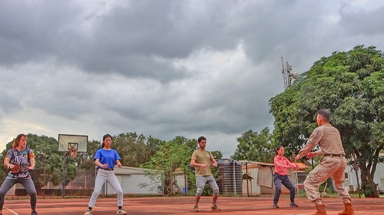 認(rèn)真學(xué)習(xí)動作。孫亞斌 攝