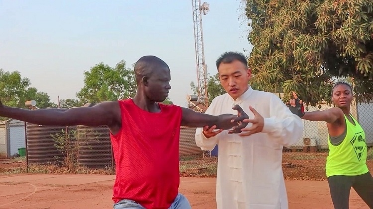 細(xì)心指導(dǎo)動作。馬騫攝