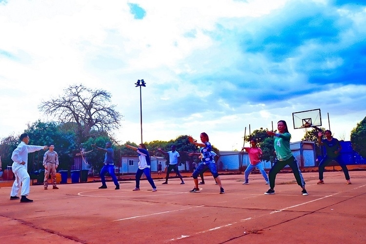 示范標(biāo)準(zhǔn)動作。鄧原淘攝