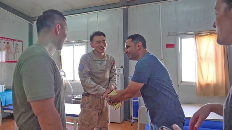 外國友人致謝。王軍杰攝