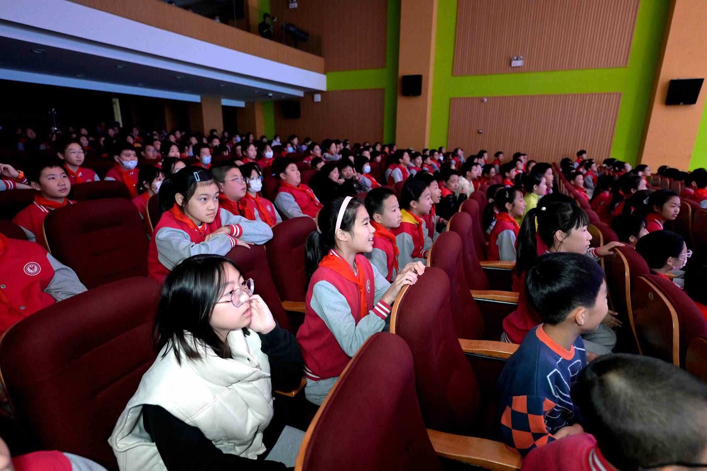 花校區(qū)學(xué)生現(xiàn)場(chǎng)歡呼照片。主辦方供圖