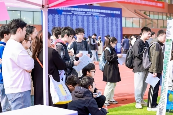 招聘會現(xiàn)場。校方供圖