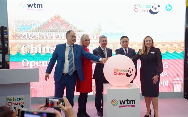 中外嘉賓為中國館開幕點亮水晶球。吳若鳴攝