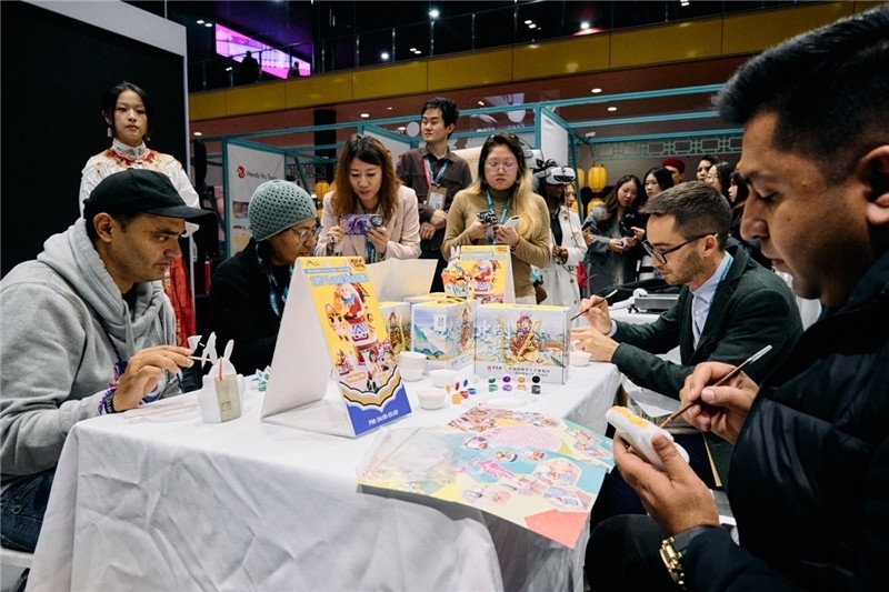 觀眾參加“兔兒爺”手工坊。楊浩鵬攝