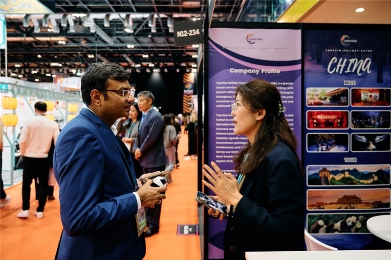 “中國館”展區(qū)現(xiàn)場洽談。 楊浩鵬攝