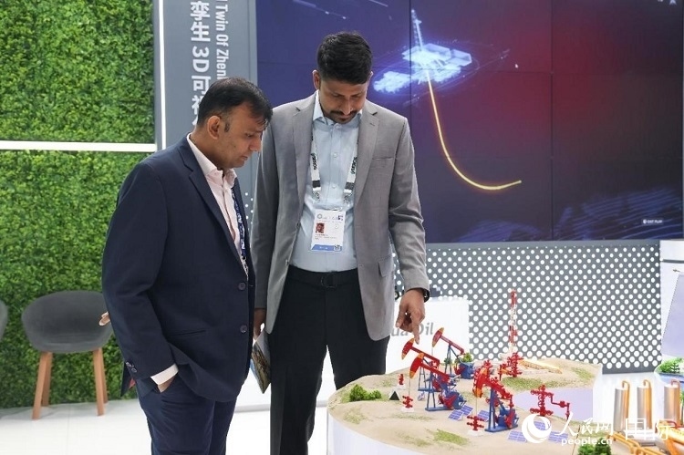 觀眾在了解中企產(chǎn)品。人民網(wǎng)記者任皓宇攝 