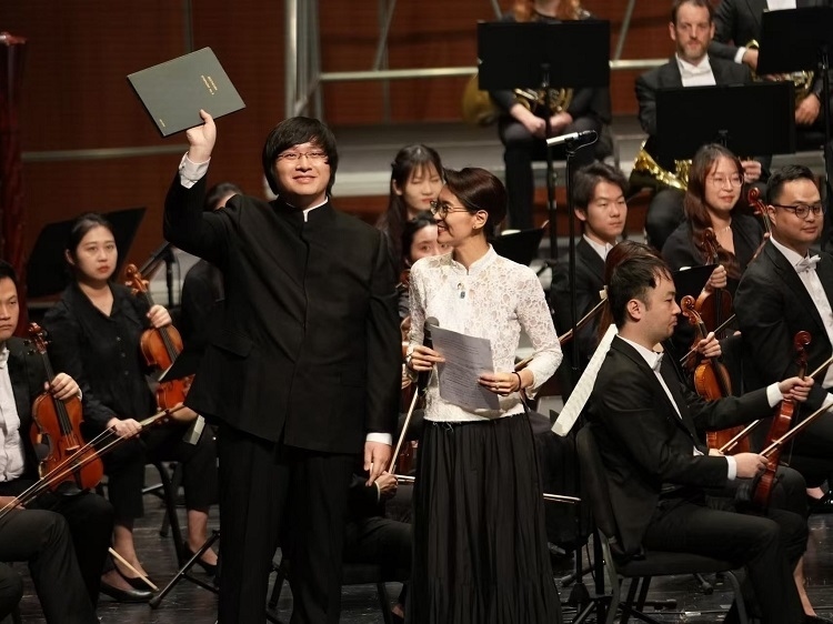 小澤征良向俞潞贈(zèng)送小澤征爾使用過的《第五交響曲》樂譜。演出方供圖