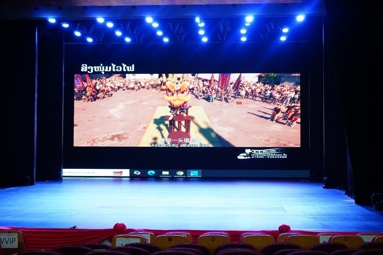 “露天電影院——中老優(yōu)秀電影巡映”首映式上放映老撾語配譯的中國動畫電影《雄獅少年》。主辦方供圖