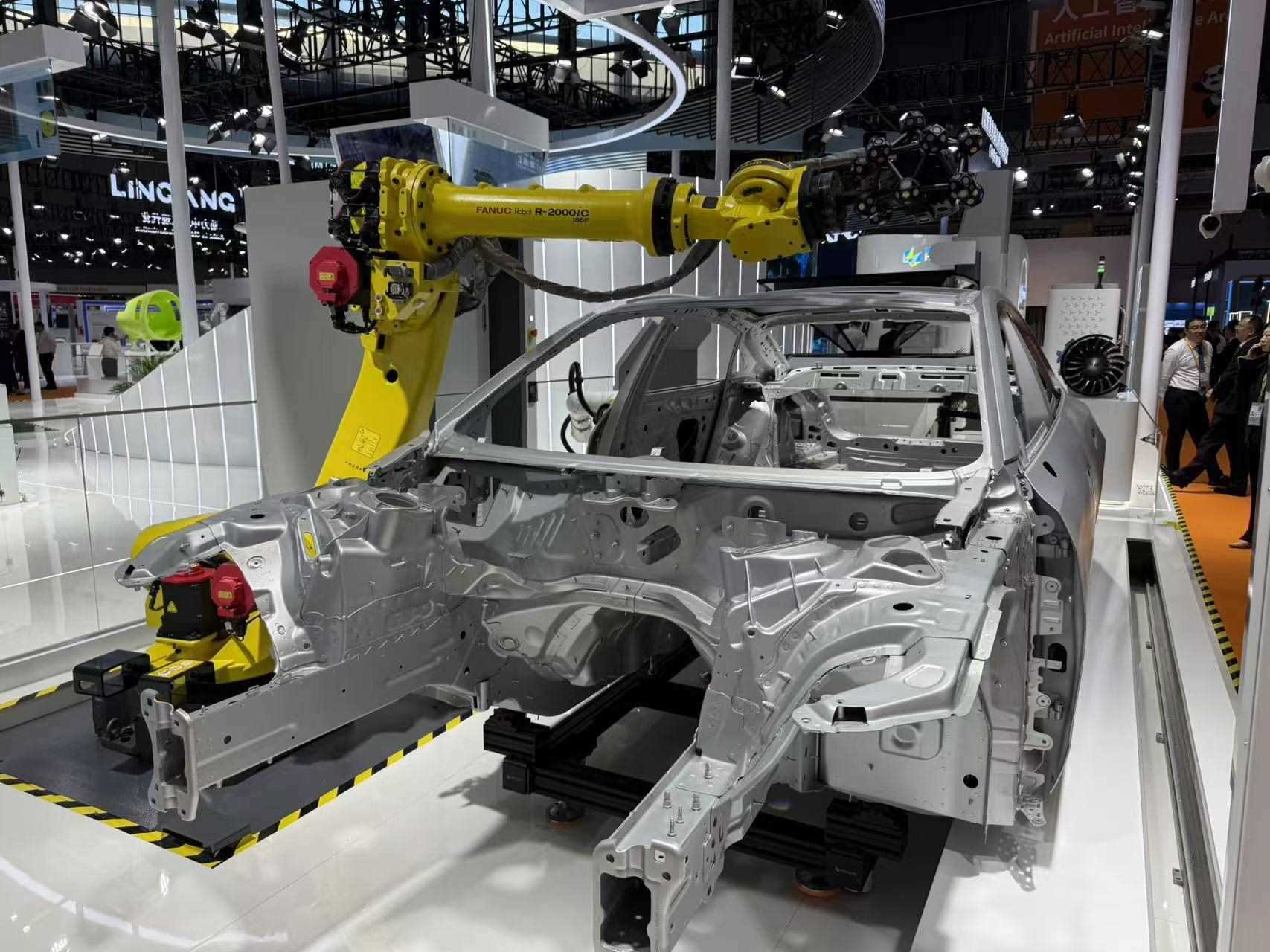 在汽車制造展區(qū)，高精度智能檢測裝備正在模擬檢測汽車車身。人民網(wǎng)記者 王仁宏攝