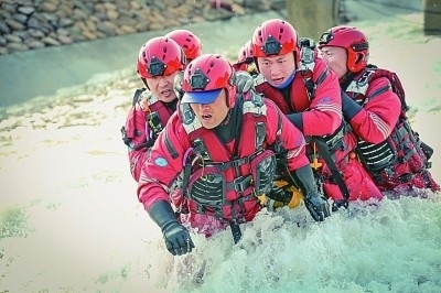  山東省日照市消防救援支隊消防員正在進行多人淺灘涉水橫渡訓練。圖片由國家消防救援局提供