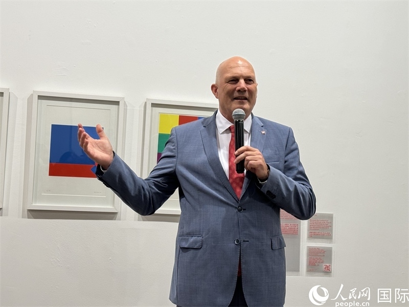 11月8日，瑞士駐華大使白瑞誼在“瑞士經(jīng)典設(shè)計展”開幕式上發(fā)表致辭。（人民網(wǎng) 謝瑩攝）