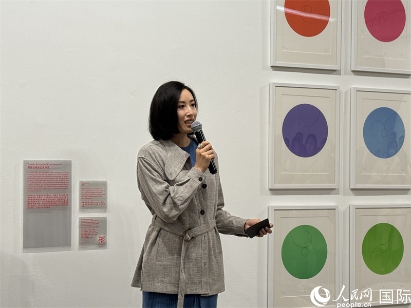 11月8日，今日美術(shù)館館長張然在“瑞士經(jīng)典設(shè)計展”開幕式上發(fā)表致辭。（人民網(wǎng) 謝瑩攝）