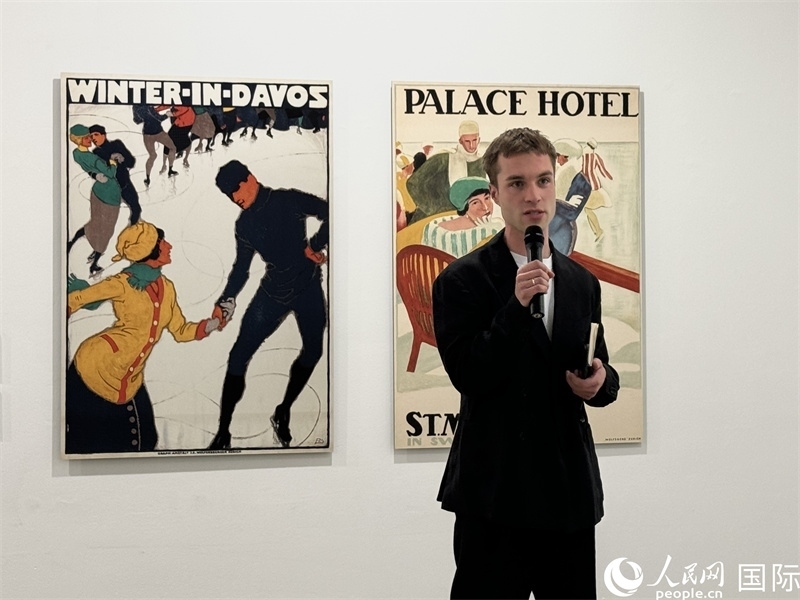 11月8日，“瑞士經(jīng)典設(shè)計展”策展人言照壁向與會嘉賓導(dǎo)覽。（人民網(wǎng) 謝瑩攝）