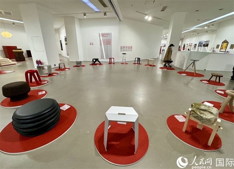 11月8日，瑞士經(jīng)典設(shè)計展現(xiàn)場。（人民網(wǎng) 謝瑩攝）