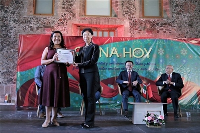 李雅芳向加比拉爾·塞迪略授予“拉美分社榮譽員工”稱號。主辦方供圖