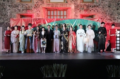 墨西哥華人婦女聯(lián)合總會木蘭藝術團的中國古代服裝表演。主辦方供圖