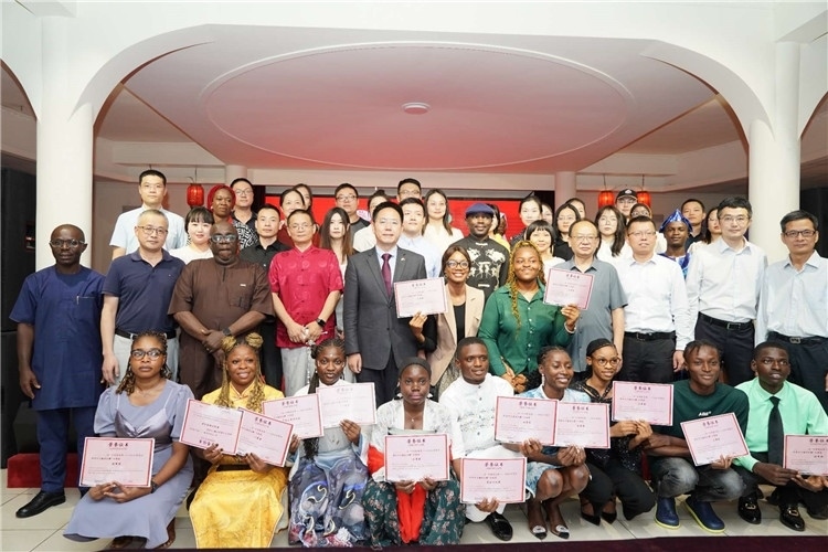 參賽選手與嘉賓合影留念。尼日利亞中國(guó)文化中心供圖