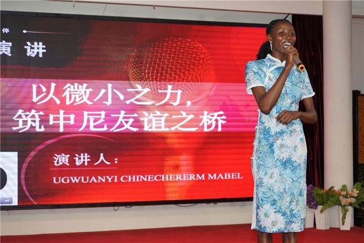 選手張佳寧演講中。尼日利亞中國(guó)文化中心供圖