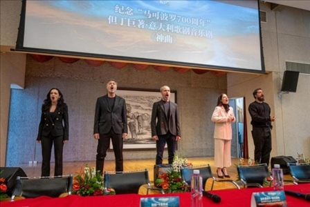 發(fā)布會(huì)現(xiàn)場(chǎng)，主創(chuàng)表演音樂(lè)劇片段。主辦方供圖