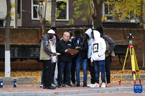 在天津鐵道職業(yè)技術(shù)學(xué)院，老師指導(dǎo)幾內(nèi)亞學(xué)員使用測距儀器（11月11日攝）。新華社記者 李然 攝